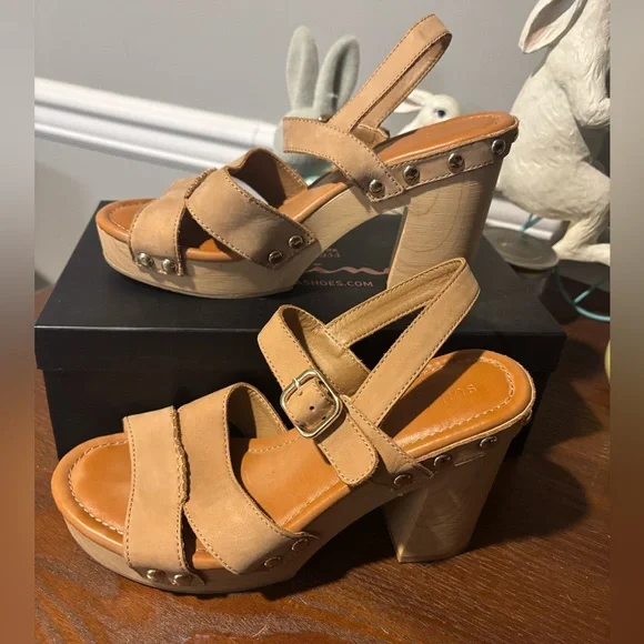 Women's Stylish Tan Platform Sandals -Size 7 1/2 Worn 2 times - Picture 6 of 7